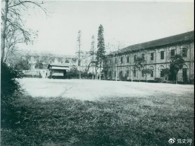 　　1927年3月18日，毛澤東出席在武昌舉行的河南武裝農民代表大會，并作湖南農運狀況報告。圖為大會會場——武昌農講所大操場。