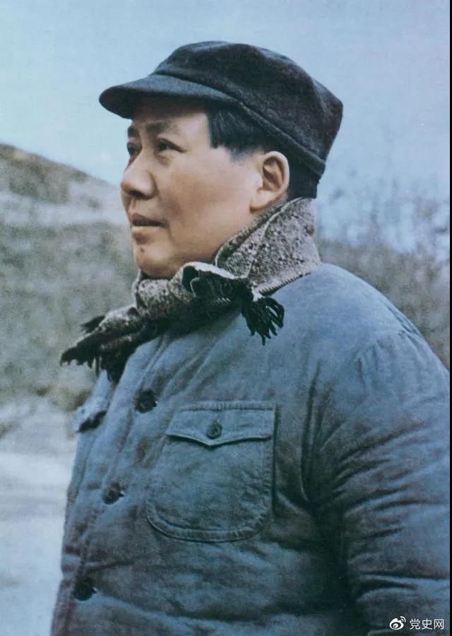　　1947年3月18日，中共中央機關主動撤離延安。毛澤東和周恩來、任弼時等繼續(xù)留在陜北，指揮全國人民解放戰(zhàn)爭。這是轉戰(zhàn)陜北前夕的毛澤東。